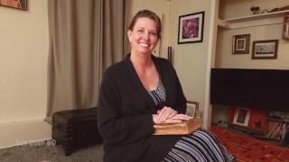 A esposa madura de um pastor seduz um membro jovem e recém-casado do rebanho de seu marido ausente.